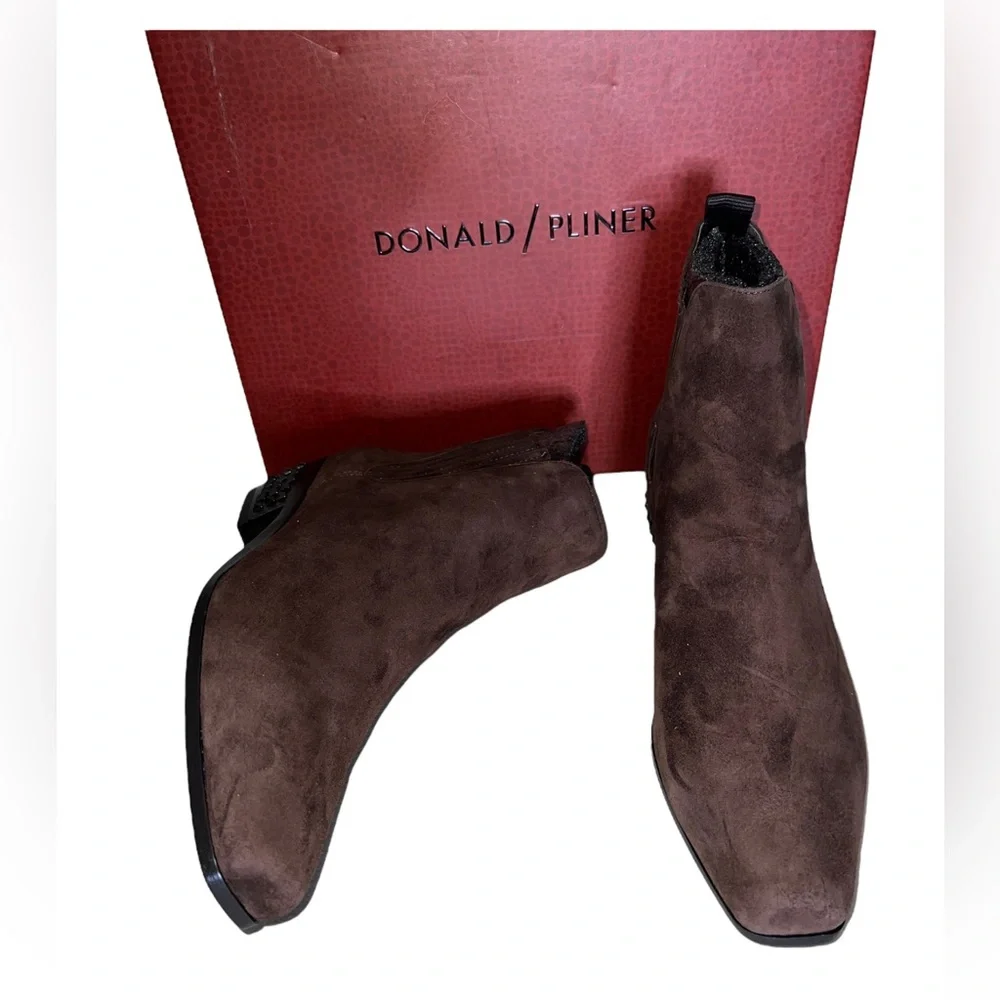 🤎 NIB! Donald Pliner Suede Stud Booties - Picture 1 of 13